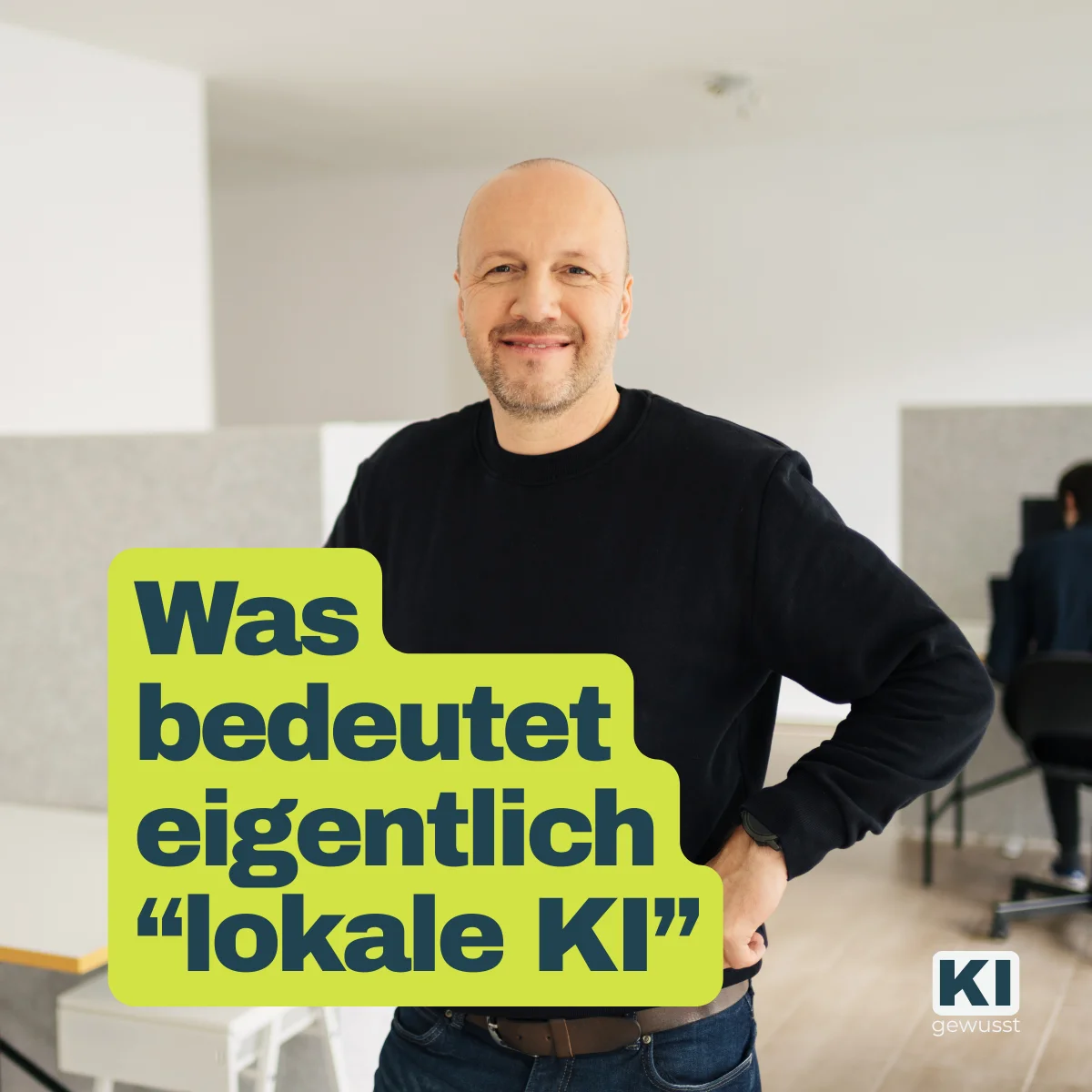 Ralf Cornesse von gewusst:KI erklärt vor dem Titel 'Was bedeutet eigentlich lokale KI' im Büro, wie Unternehmen Sprachmodelle auf eigener Hardware betreiben